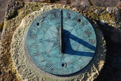 Feche acima do sundial velho com sombra fotos de stock Feche acima do sundial velho com sombra fotos de stock