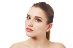 Feche acima do tiro da jovem mulher bonita bonita com compõem e poses puras saudáveis da pele contra o fundo branco do estúdio, d fotos de stock royalty free Feche acima do tiro da jovem mulher bonita bonita com compõem e poses puras saudáveis da pele contra o fundo branco do estúdio, d fotos de stock royalty free