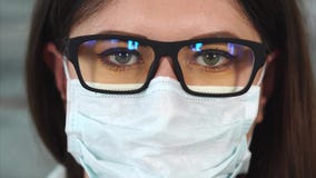 Feche acima do tiro de uma mulher com uma visão pobre que olhe como uma enfermeira vídeos de arquivo Feche acima do tiro de uma mulher com uma visão pobre que olhe como uma enfermeira vídeos de arquivo