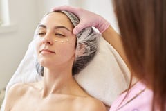 Feche acima do tiro interno no salão de beleza da mulher atrativa doce nova, sendo importado com seu olhar, condição de pele, ate fotos de stock Feche acima do tiro interno no salão de beleza da mulher atrativa doce nova, sendo importado com seu olhar, condição de pele, ate fotos de stock