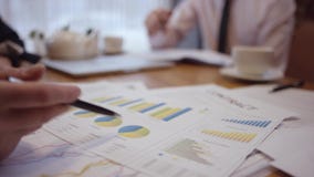 Feche acima do trabalho com documentos Três pessoas estão trabalhando junto e estão discutindo um contrato em um café As mulheres filme Feche acima do trabalho com documentos Três pessoas estão trabalhando junto e estão discutindo um contrato em um café As mulheres filme