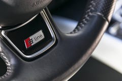Feche acima do volante, detalhes modernos do interior do carro imagem de stock Feche acima do volante, detalhes modernos do interior do carro imagem de stock