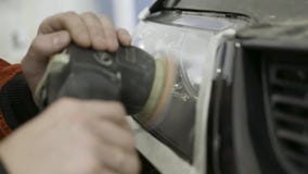 Feche acima para a cabeça lustrando e de lustro do auto mecânico do carro luz Arte Trabalhador que lustra o farol de um carro em vídeos de arquivo Feche acima para a cabeça lustrando e de lustro do auto mecânico do carro luz Arte Trabalhador que lustra o farol de um carro em vídeos de arquivo