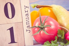 Feche el 1 de enero en calendario y las frutas frescas con las verduras, Años Nuevos de resoluciones del concepto sano de la nutr imagen de archivo Feche el 1 de enero en calendario y las frutas frescas con las verduras, Años Nuevos de resoluciones del concepto sano de la nutr imagen de archivo