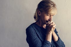 Fede caucasica di preghiera della donna nella religione di Cristianità fotografia stock libera da diritti Fede caucasica di preghiera della donna nella religione di Cristianità fotografia stock libera da diritti
