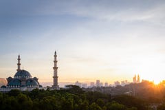 Federal moskésikt under soluppgången med Kuala Lumpur Cityscape arkivfoton Federal moskésikt under soluppgången med Kuala Lumpur Cityscape arkivfoton