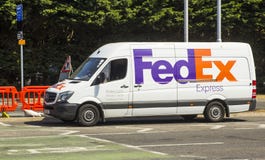Fedex-Kurierpackwagen auf der Newtoqnards-Straße in Dundonald Belfast lizenzfreie stockfotos Fedex-Kurierpackwagen auf der Newtoqnards-Straße in Dundonald Belfast lizenzfreie stockfotos