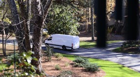 Fedex, se lève ou le camion de livraison d'Usps effectuant une livraison photographie stock libre de droits Fedex, se lève ou le camion de livraison d'Usps effectuant une livraison photographie stock libre de droits