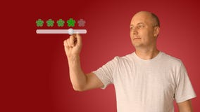 Feedback cinco estrelas do homem na tela virtual O slider do movimento do homem novo para ajustar a avaliação dos serviços de um imagem de stock royalty free Feedback cinco estrelas do homem na tela virtual O slider do movimento do homem novo para ajustar a avaliação dos serviços de um imagem de stock royalty free