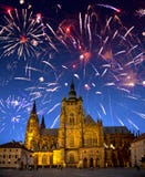 Feestelijk vuurwerk over de kathedraal van Heilige Vitus, Praag, de Tsjechische Republiek Royalty-vrije Stock Afbeeldingen Feestelijk vuurwerk over de kathedraal van Heilige Vitus, Praag, de Tsjechische Republiek Royalty-vrije Stock Afbeeldingen