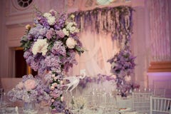 Feestelijke lijstdecoratie in Lilac kleuren royalty-vrije stock afbeelding Feestelijke lijstdecoratie in Lilac kleuren royalty-vrije stock afbeelding