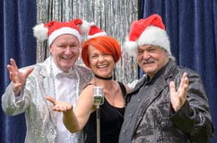 Feestelijke trio of uitvoerders die Kerstmis vieren stock fotografie Feestelijke trio of uitvoerders die Kerstmis vieren stock fotografie