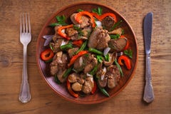 Feg lever med röd paprika, haricot vert och löken Sauteed lever med grönsaker på en platta arkivbilder Feg lever med röd paprika, haricot vert och löken Sauteed lever med grönsaker på en platta arkivbilder