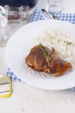 Fega rullar med bacon och vita ris sund l?cker mat Kinesisk och amerikansk mat p? en vit bakgrund Fritt utrymme f?r fotografering för bildbyråer Fega rullar med bacon och vita ris sund l?cker mat Kinesisk och amerikansk mat p? en vit bakgrund Fritt utrymme f?r fotografering för bildbyråer