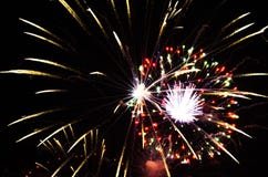 Feiertag, Feier - zwei Blitze von bunten Feuerwerken in Lizenzfreie Stockbilder Feiertag, Feier - zwei Blitze von bunten Feuerwerken in Lizenzfreie Stockbilder