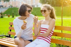 Feiertag mit der Familie Glückliche junge Mutter und netter Tochterjugendlicher in der Stadt parken das essen der Eiscreme, die U Stockbilder Feiertag mit der Familie Glückliche junge Mutter und netter Tochterjugendlicher in der Stadt parken das essen der Eiscreme, die U Stockbilder