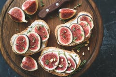 Feigen- und Ziegenkäsetoast Lizenzfreie Stockfotos Feigen- und Ziegenkäsetoast Lizenzfreie Stockfotos