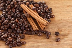 Feijões de café com canela e anis na tabela de madeira fotografia de stock Feijões de café com canela e anis na tabela de madeira fotografia de stock
