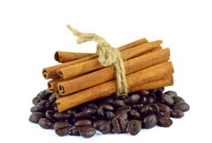 Feijões de café e varas de canela foto de stock Feijões de café e varas de canela foto de stock
