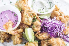 Feinschmeckerischer Calamari Tempurakalmar mit tzatziki und in Essig eingelegtem beetroo Stockfotos Feinschmeckerischer Calamari Tempurakalmar mit tzatziki und in Essig eingelegtem beetroo Stockfotos