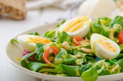 Feldsalatsalat mit Eiern und Nüssen stockfotos Feldsalatsalat mit Eiern und Nüssen stockfotos