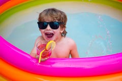 felicidade Resto do verão os gritos da criança com prazer Riso e sorriso O menino na associa??o A criança bebe um verão foto de stock felicidade Resto do verão os gritos da criança com prazer Riso e sorriso O menino na associa??o A criança bebe um verão foto de stock