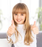 Feliz la muchacha muestra los pulgares para arriba imágenes de archivo libres de regalías Feliz la muchacha muestra los pulgares para arriba imágenes de archivo libres de regalías