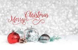 Feliz Natal vermelho sobre a bola da decoração na pele branca na prata fotografia de stock royalty free Feliz Natal vermelho sobre a bola da decoração na pele branca na prata fotografia de stock royalty free