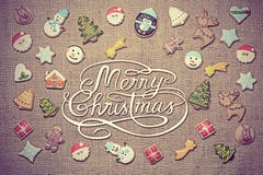 ¡Feliz Navidad! escrito entre las galletas decorativas del pan de jengibre Apariencia vintage añadida foto de archivo libre de regalías ¡Feliz Navidad! escrito entre las galletas decorativas del pan de jengibre Apariencia vintage añadida foto de archivo libre de regalías