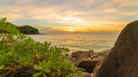 Felsen mit tropischen Anlagen auf dem Strand an Sonnenuntergang timelapse in Phuket, Thailand stock video footage Felsen mit tropischen Anlagen auf dem Strand an Sonnenuntergang timelapse in Phuket, Thailand stock video footage