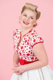 Femal atrativo sorrido feliz com a confiança do sentimento da composição do vintage do pino-acima que guarda as mãos e a câmera d Fotografia de Stock Royalty Free Femal atrativo sorrido feliz com a confiança do sentimento da composição do vintage do pino-acima que guarda as mãos e a câmera d Fotografia de Stock Royalty Free