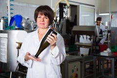 Female demonstrating wine bottle Royalty Free Stock Photography Female demonstrating wine bottle Royalty Free Stock Photography