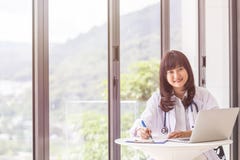 Female doctor discussing with her male patient beside the window royalty free stock photography Female doctor discussing with her male patient beside the window royalty free stock photography