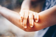 Femenino teniendo dolor en brazo herido foto de archivo libre de regalías Femenino teniendo dolor en brazo herido foto de archivo libre de regalías