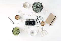 Feminini-Schreibtischarbeitsplatz mit saftiger, Retro- Kamera, Scheren, Tagebuch und goldenen Clipn auf weißem Hintergrund lizenzfreie stockfotos Feminini-Schreibtischarbeitsplatz mit saftiger, Retro- Kamera, Scheren, Tagebuch und goldenen Clipn auf weißem Hintergrund lizenzfreie stockfotos