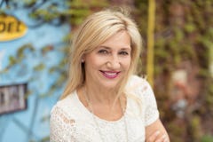 Femme adulte assez blonde heureuse regardant l'appareil-photo Photos libres de droits Femme adulte assez blonde heureuse regardant l'appareil-photo Photos libres de droits