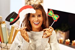 Femme adulte à la maison enveloppant des cadeaux de Noël photos libres de droits Femme adulte à la maison enveloppant des cadeaux de Noël photos libres de droits
