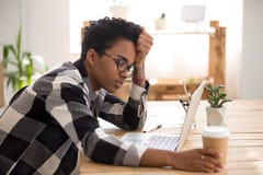 Femme africaine s'asseyant au bureau au bureau et au sommeil image libre de droits Femme africaine s'asseyant au bureau au bureau et au sommeil image libre de droits