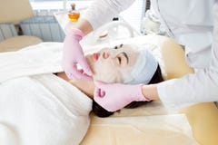 Femme appréciant le soin facial professionnel images stock Femme appréciant le soin facial professionnel images stock