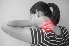 Femme asiatique avec la blessure de muscle ayant la douleur dans son cou photos libres de droits Femme asiatique avec la blessure de muscle ayant la douleur dans son cou photos libres de droits