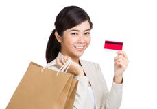 Femme asiatique avec le concept d'achats avec la carte de crédit photos libres de droits Femme asiatique avec le concept d'achats avec la carte de crédit photos libres de droits