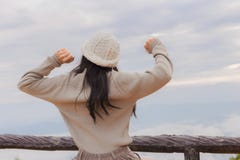 Femme asiatique détendant sur une montagne photos libres de droits Femme asiatique détendant sur une montagne photos libres de droits