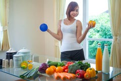 Femme asiatique heureuse faisant cuire la salade verte de légumes Photos libres de droits Femme asiatique heureuse faisant cuire la salade verte de légumes Photos libres de droits