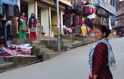 Femme asiatique sur les rues de Khandbari allant au magasin, Népal images stock Femme asiatique sur les rues de Khandbari allant au magasin, Népal images stock