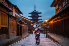Femme asiatique utilisant le kimono traditionnel japonais à la pagoda de Yasaka et la rue de Sannen Zaka à Kyoto, Japon photo stock Femme asiatique utilisant le kimono traditionnel japonais à la pagoda de Yasaka et la rue de Sannen Zaka à Kyoto, Japon photo stock