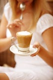 Femme attirante appréciant la cuvette de café photo stock Femme attirante appréciant la cuvette de café photo stock