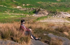 Femme attirante dans les mauvaises herbes Photos libres de droits Femme attirante dans les mauvaises herbes Photos libres de droits