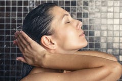 Femme attirante se lavant les cheveux dans la douche images libres de droits Femme attirante se lavant les cheveux dans la douche images libres de droits