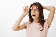 Femme attirante stupéfaite choquée et étonnée étant témoin de l'UFO dans la prise de ciel des lunettes de soleil rouges regardant photos stock Femme attirante stupéfaite choquée et étonnée étant témoin de l'UFO dans la prise de ciel des lunettes de soleil rouges regardant photos stock
