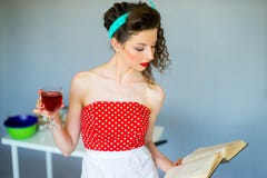 Femme au foyer dans la cuisine images stock Femme au foyer dans la cuisine images stock